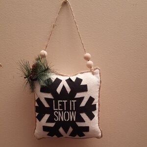 Free-hanging Holiday Decor